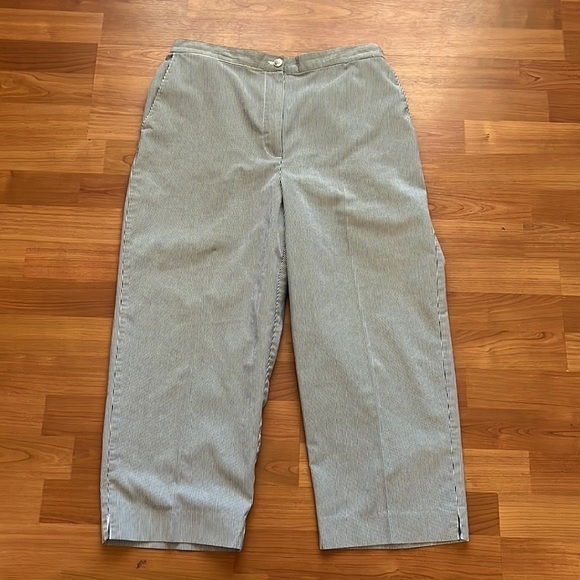 Alfred Dunner women’s navy and white seersucker Capri pants Size 12 - Picture 2 of 12